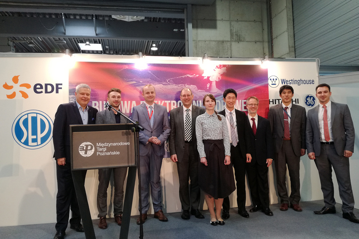 Pamiątkowe zdjęcie przedstawicieli Hitachi - General Electric z SG SEP Jackiem Nowickim po zakończeniu konferencji